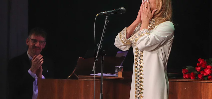 Tim Fischer wirft dem Publikum Luftküsse zu.