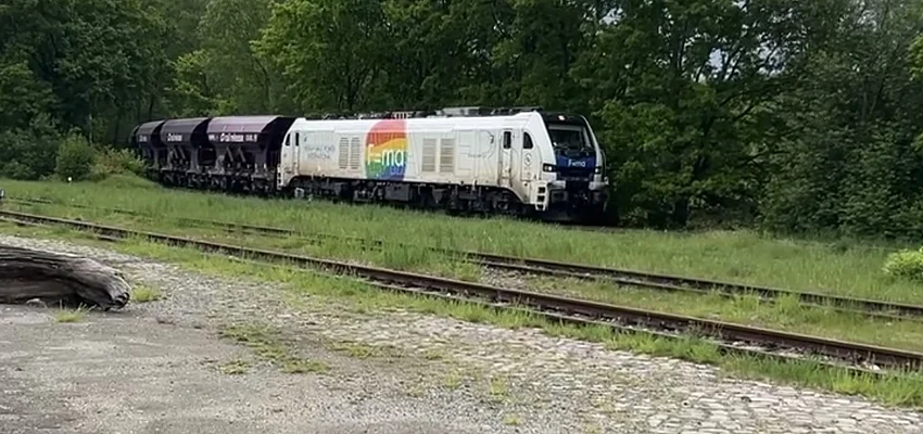 Zug fährt durch Glinde Ein Güterzug fährt durch Glinde