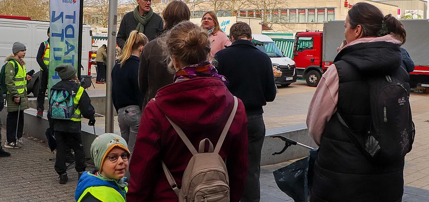 Vor dem Bürgerhaus stehen Menschen und warten auf den Start des STADTPUTZES.