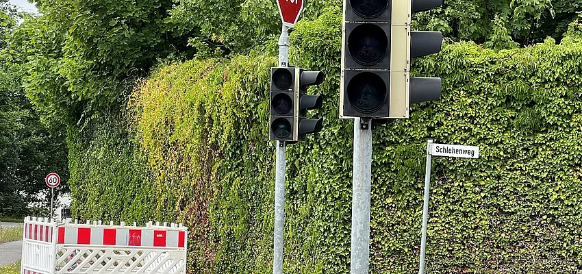 Ampel Schlehenweg/ Avenue St.Sebatien defekt Eine defekte Ampel und eine Baustellenabsperrung
